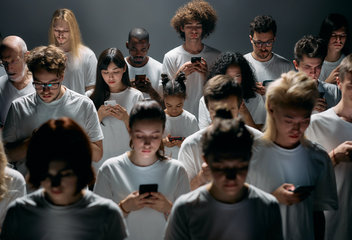 Aufgrund des gesellschaftlichen Drucks sehnen wir uns danach, das neueste Smartphone zu besitzen!