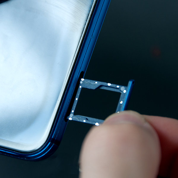 Setzen Sie die SIM-Karte ein