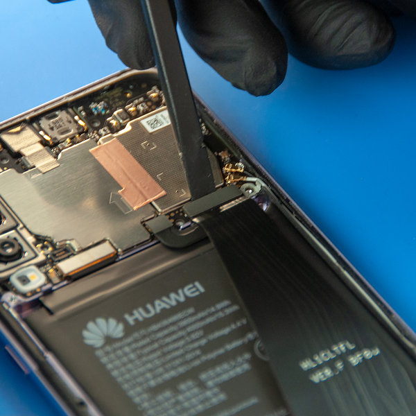 Kabel mit Ladeanschluss verbinden