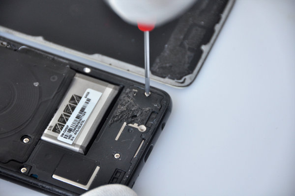 Lösen Sie die Schrauben