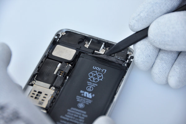 Entfernen der Klebestreifen von der Unterseite der Batterie