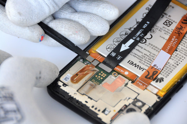 Abnehmen der Abdeckplatte des Batterieanschlusses