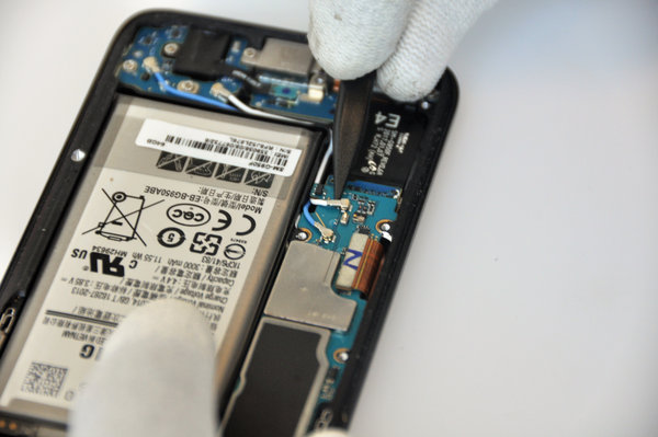 Trennen Sie die WLAN-Antenne, das NFC-Flex und das drahtlose Laden