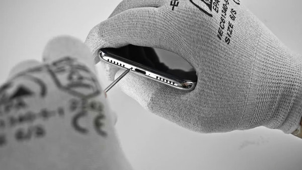 Demontage der Pentalobe-Schrauben