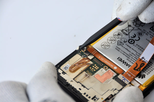 Trennen Sie den RF-Anschluss von der Hauptplatine