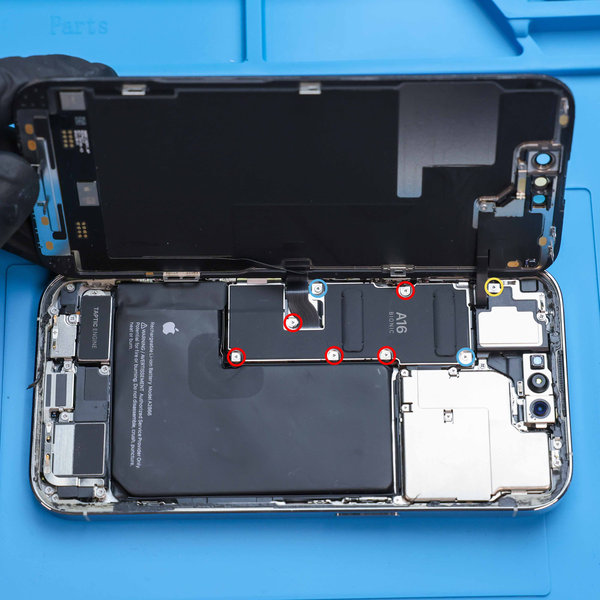 Lösen Sie die Schrauben der Abdeckung des Displays und des Akkuanschlusses