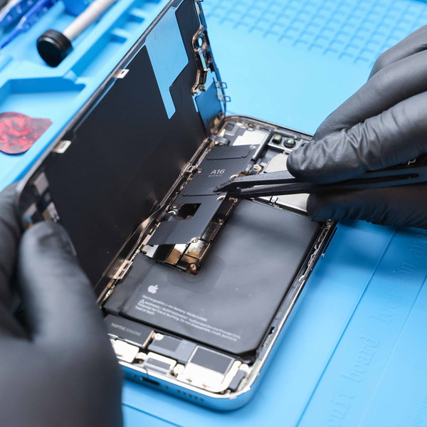 Entfernen Sie die Batterieanschlussabdeckung