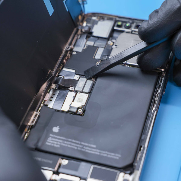 Trennen des Display-Anschlusskabels