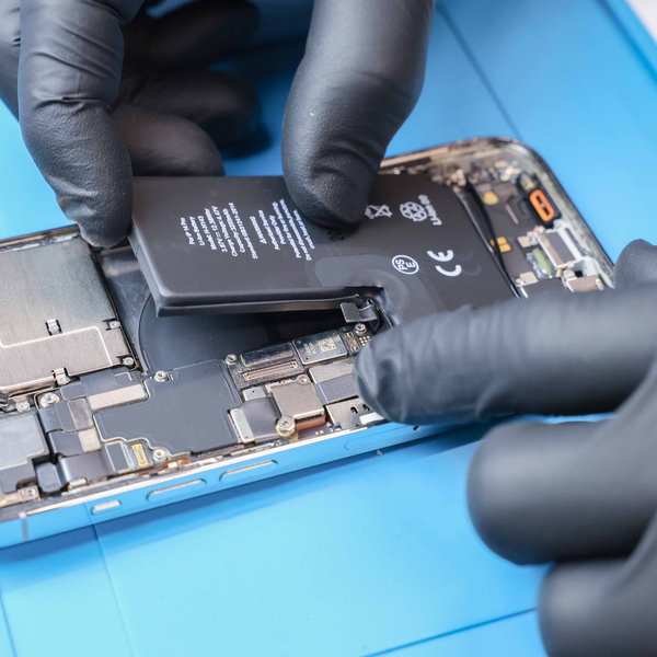 Einlegen der neuen Batterie in das Batteriefach