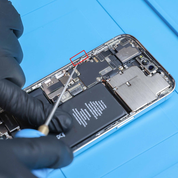 Entfernen des alten Klebstoffs an den Rändern des iPhones