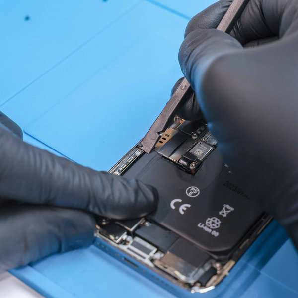 Entfernen von altem Klebstoff an den Rändern des iPhones