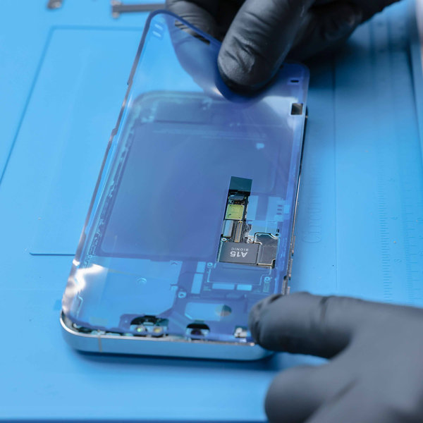 Auftragen von neuem Klebstoff an den Rändern des Rahmens