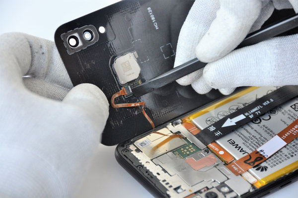 Trennen Sie das flexible Kabel vom Fingerabdrucksensor