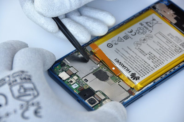 Disconnecting the flex cables from the motherboard 2