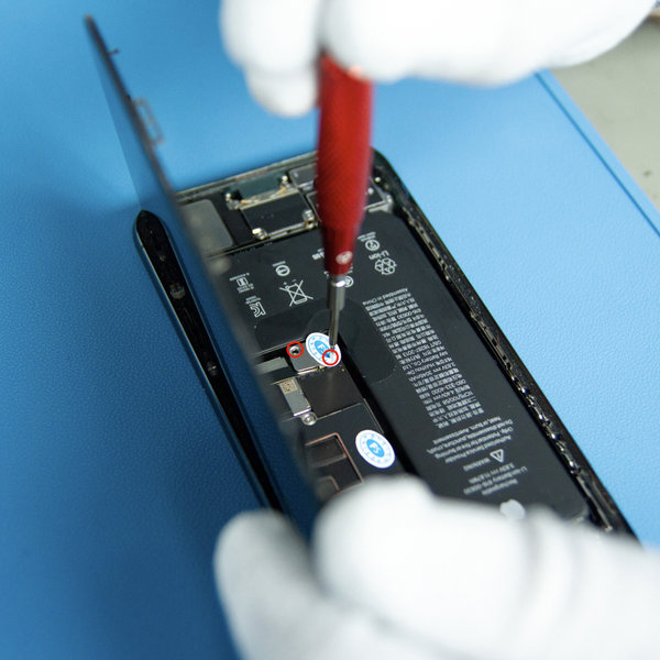 Schrauben Sie die Abdeckung des Batteriesteckers ab