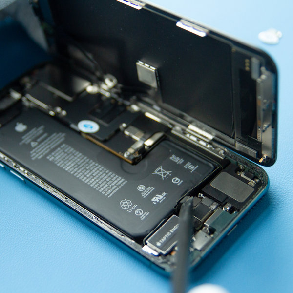 Trennen Sie den unteren Batteriestecker ab