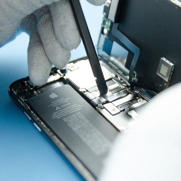 Trennen Sie das OLED-Display sowie den Frontsensor und den Digitizer ab