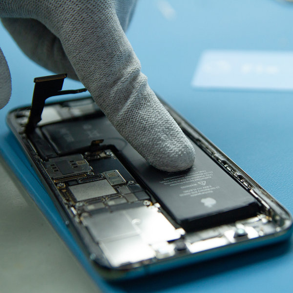 Setzen Sie eine neue Batterie in das iPhone ein