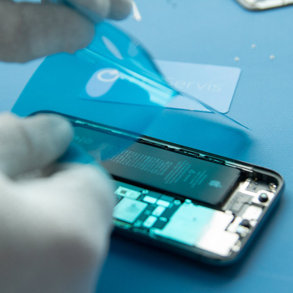 Bringen Sie neuen Kleber rund um die Ränder des iPhones an