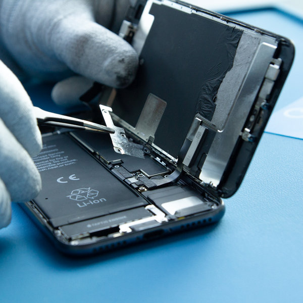 Trennen Sie den Batteriestecker ab.