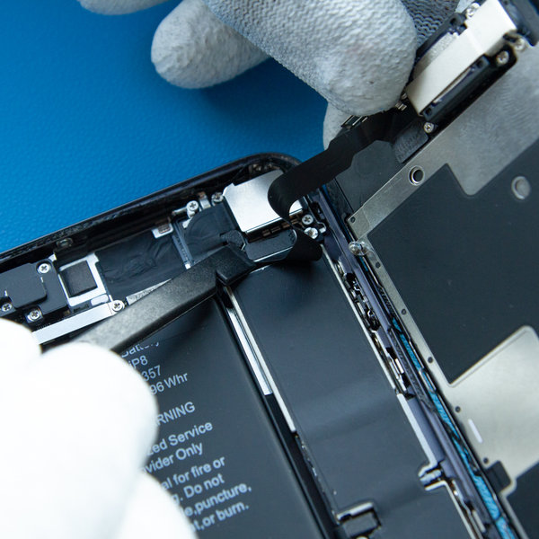 Trennen Sie den Anschluss des Home Button-Kabels