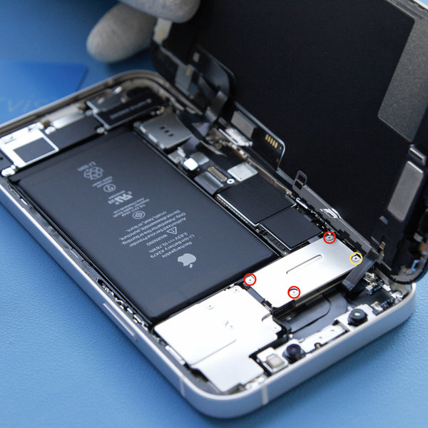 Entfernen der Abdeckung des Frontsensor-Anschlusses