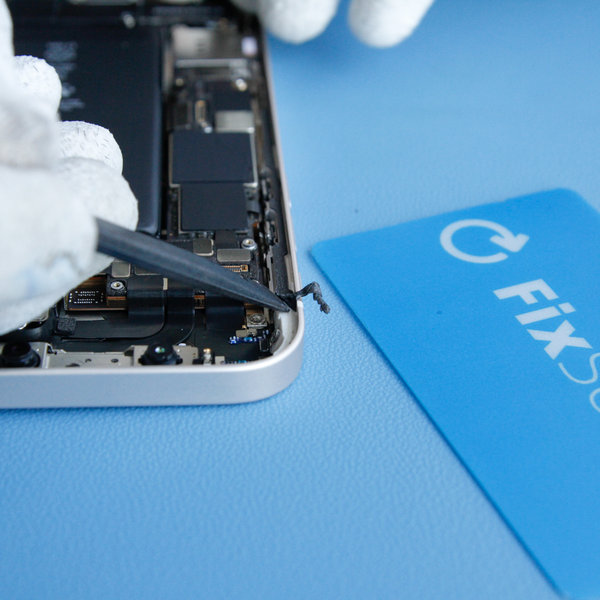 Ziehe den alten Kleber entlang der Kanten des iPhones ab