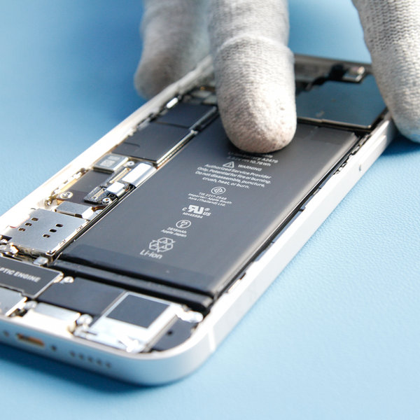 Setze eine neue Batterie in das iPhone ein