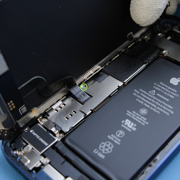 Entfernen des Batteriesteckers und der Display-Abdeckung