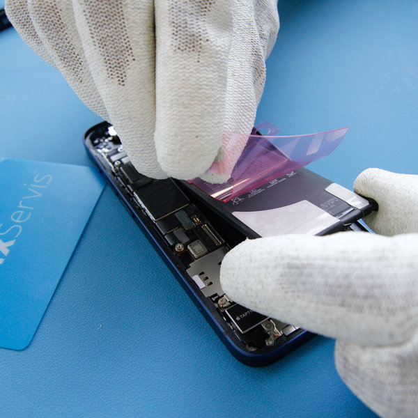 Bringe neues Klebeband auf der neuen Batterie an