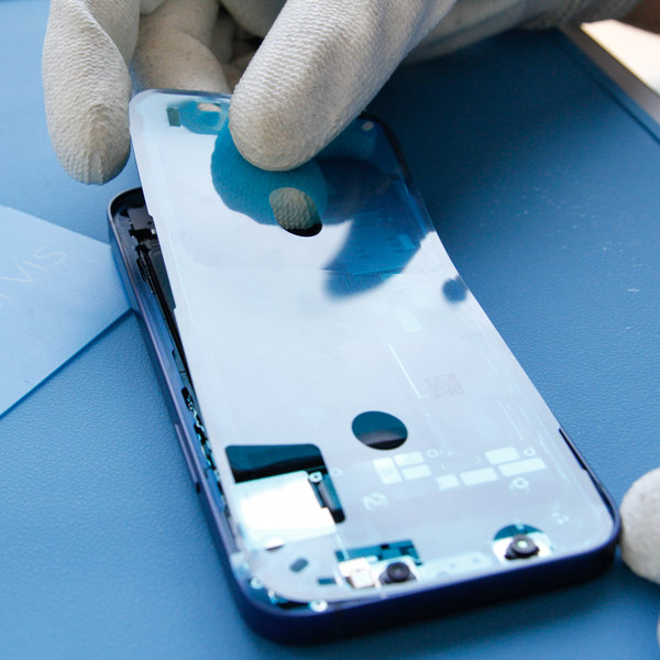 Bringe neuen Kleber entlang der Kanten des iPhones an