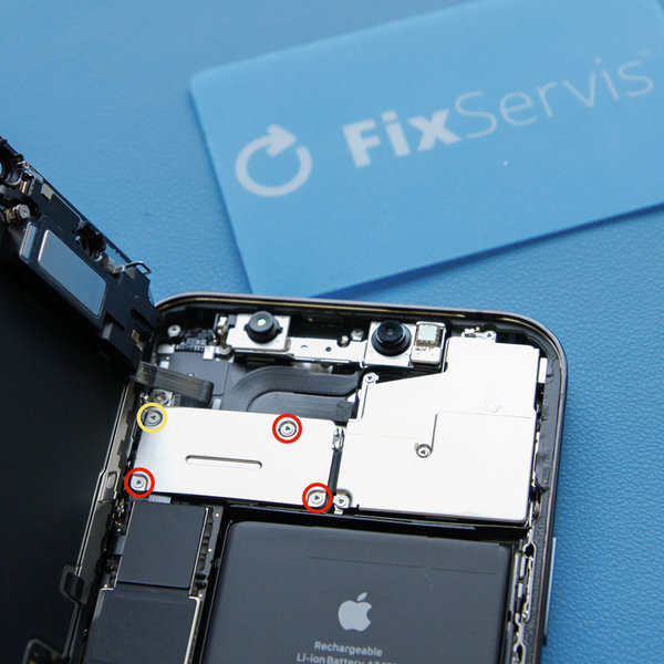 Entfernen der Abdeckung des Frontsensor-Anschlusses