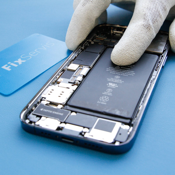 Setze eine neue Batterie in das iPhone ein