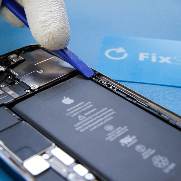 Ziehe den alten Kleber entlang der Kanten des iPhones ab