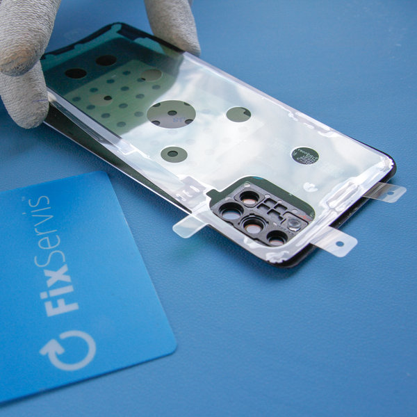 Anbringen des neuen Klebstoffs auf der Rückabdeckung des Smartphones