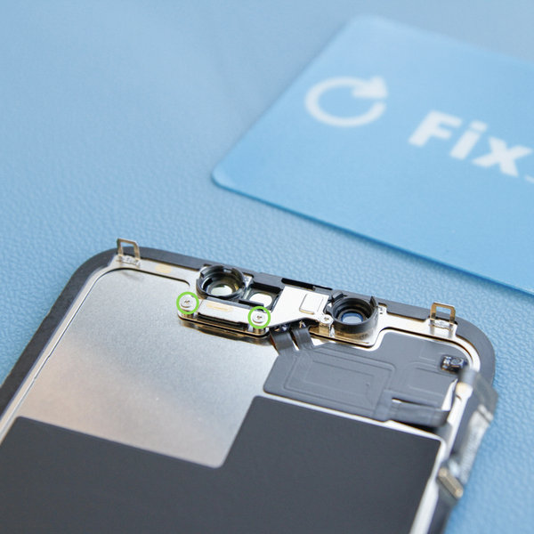 Entferne die Abdeckung der Lautsprecher- und Sensorbaugruppe