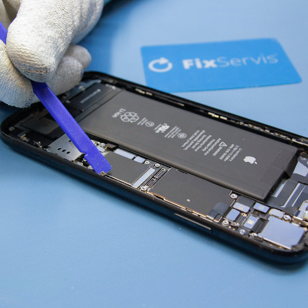 Abziehen des alten Klebstoffs an den Rändern des iPhone