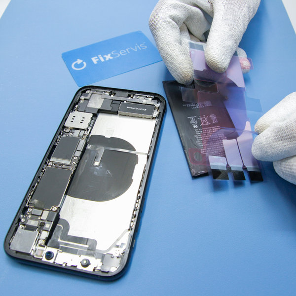 Anbringen eines neuen Klebebands an der neuen Batterie