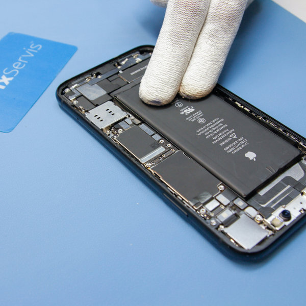 Einsetzen einer neuen Batterie in Ihr iPhone