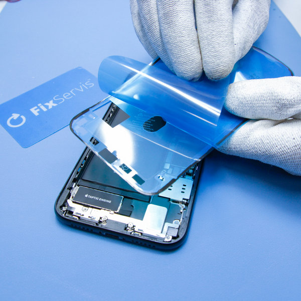 Auftragen des neuen Klebstoffs an den Rändern des iPhone