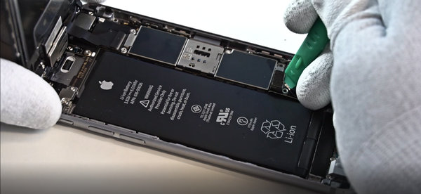 Trennen Sie den Batteriestecker