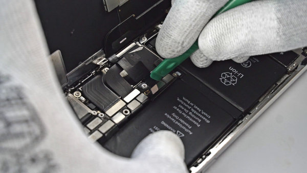 Trennen Sie den Modulstecker mit den vorderen Sensoren