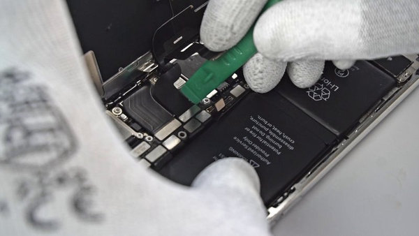 Disconnecting the OLED panel connector