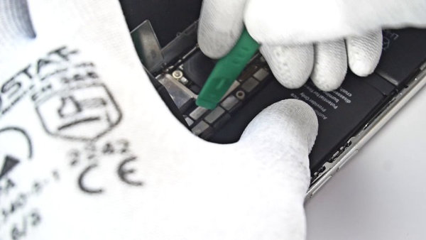 Disconnecting the touchscreen connector