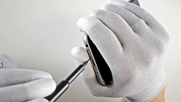 Demontage der Pentalobe-Schrauben