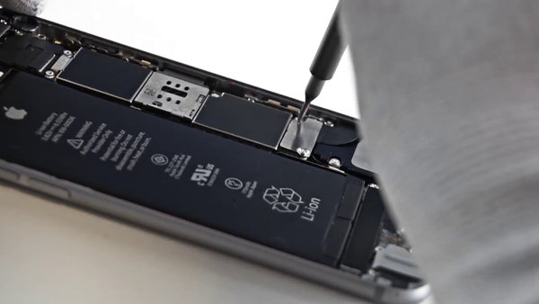 Entfernen der Schrauben der Batteriehalterung