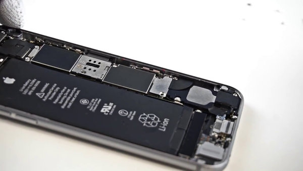 Trennen Sie die Metallhalterung des Batterieanschlusses