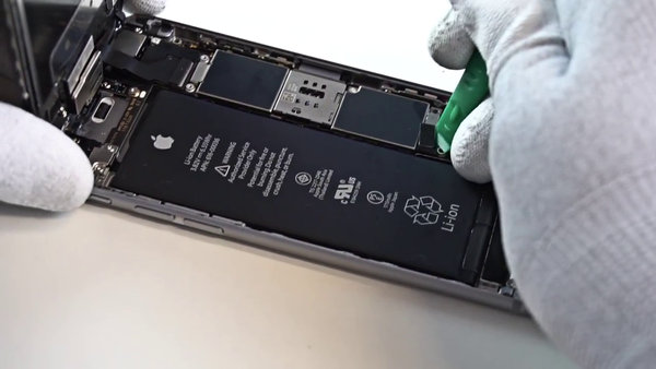 Trennen Sie den Batteriestecker