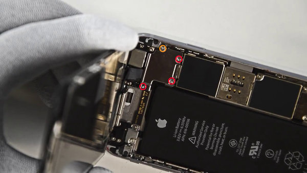 Entfernen der Schrauben der Kabelhalterung von der LCD-Baugruppe