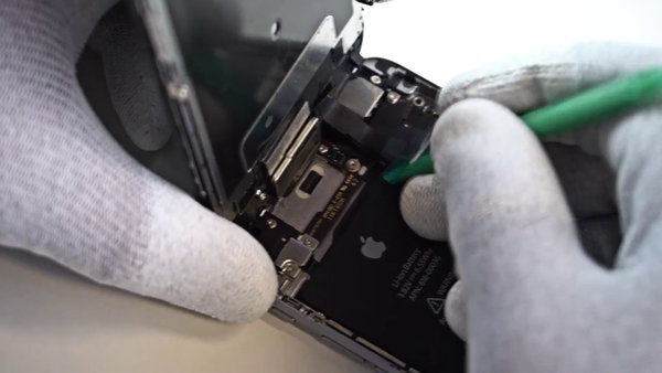 Trennen Sie den Anschluss der Frontkamera